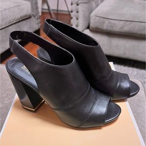 Anise leather open toe chunky heel.